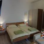 Mira ホームステイ トロギール